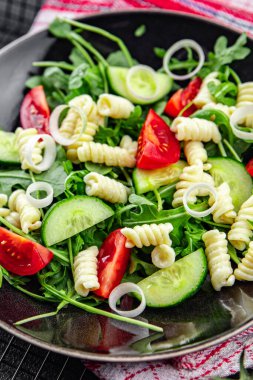 makarna salatası fusilli makarna, salatalık, domates, yeşil marul, soğan yiyen aperatif yemek atıştırmalığı fotokopi uzayı arka plan kırsal manzarası