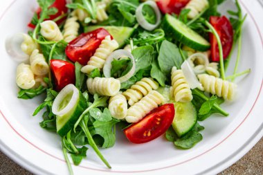 makarna salatası fusilli makarna, salatalık, domates, yeşil marul, soğan yiyen aperatif yemek atıştırmalığı fotokopi uzayı arka plan kırsal manzarası