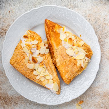 Üçgen pasta badem kremalı pasta tatlı tatlı tatlı aperatif yemek atıştırmalıkları fotokopi masasında uzay yiyecekleri arka plan kırsal manzarası