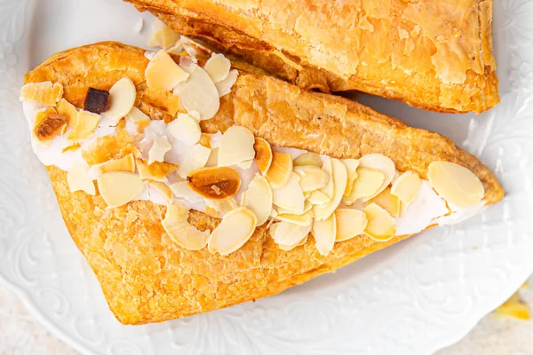 Üçgen pasta badem kremalı pasta tatlı tatlı tatlı aperatif yemek atıştırmalıkları fotokopi masasında uzay yiyecekleri arka plan kırsal manzarası