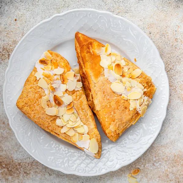 Üçgen pasta badem kremalı pasta tatlı tatlı tatlı aperatif yemek atıştırmalıkları fotokopi masasında uzay yiyecekleri arka plan kırsal manzarası