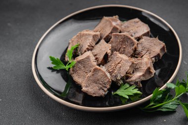 Domuz dili pişirilmiş et taze sağlıklı yemek aperatifi yemek aperatifi masa başı yemek arka plan fotokopisi kırsal üst görüş keto veya paleo diyeti