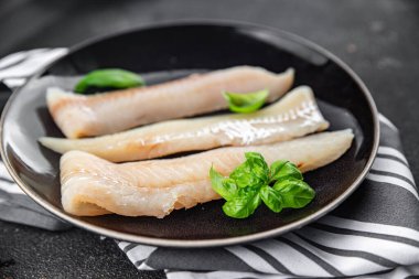 Mavi mezgitli balık fileto taze deniz ürünleri lezzetli sağlıklı Pescetarian yemek aperatifler masa üzerinde fotokopi uzay yiyecek arka plan kırsal üst görünüm