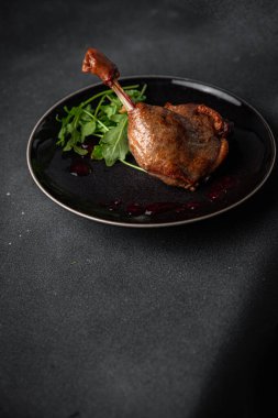 Ördek bacağı, böğürtlen sosu, kümes hayvanı eti, aperatif yemek, atıştırmalık şeyler, fotokopi masasında.