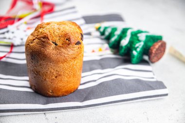 Panettone Noel 'i tatlı tatlı tatlı tatlı tatlı bayramı ziyafeti ve Noel kutlaması için masa fotokopi masasında atıştırmalıklar.