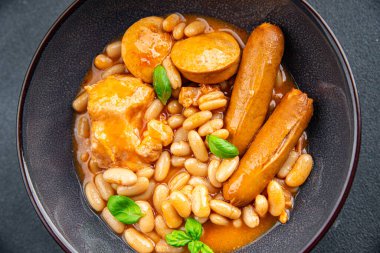 Etli fasulye çorbası, fasulye, sosis sağlıklı yemek aperatifler masada atıştırmalık.