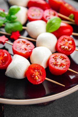 Şişe üzerindeki domates ve mozzarella salatası Caprese cants parmak yemek aperatifleri yemek aperatifleri yemek aperatifleri masa üzerinde fotokopi uzay yemeği arka plan kırsal 