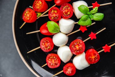 Şişe üzerindeki domates ve mozzarella salatası Caprese cants parmak yemek aperatifleri yemek aperatifleri yemek aperatifleri masa üzerinde fotokopi uzay yemeği arka plan kırsal 