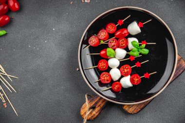 Şişe üzerindeki domates ve mozzarella salatası Caprese cants parmak yemek aperatifleri yemek aperatifleri yemek aperatifleri masa üzerinde fotokopi uzay yemeği arka plan kırsal 