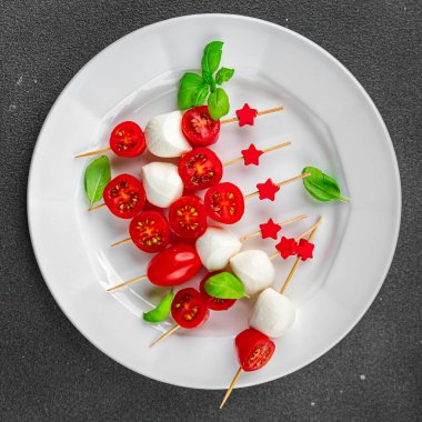 Şişe üzerindeki domates ve mozzarella salatası Caprese cants parmak yemek aperatifleri yemek aperatifleri yemek aperatifleri masa üzerinde fotokopi uzay yemeği arka plan kırsal 