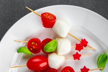 Şişe üzerindeki domates ve mozzarella salatası Caprese cants parmak yemek aperatifleri yemek aperatifleri yemek aperatifleri masa üzerinde fotokopi uzay yemeği arka plan kırsal 