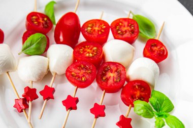 Şişe üzerindeki domates ve mozzarella salatası Caprese cants parmak yemek aperatifleri yemek aperatifleri yemek aperatifleri masa üzerinde fotokopi uzay yemeği arka plan kırsal 