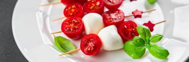 Şişe üzerindeki domates ve mozzarella salatası Caprese cants parmak yemek aperatifleri yemek aperatifleri yemek aperatifleri masa üzerinde fotokopi uzay yemeği arka plan kırsal 