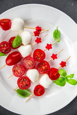 Şişe üzerindeki domates ve mozzarella salatası Caprese cants parmak yemek aperatifleri yemek aperatifleri yemek aperatifleri masa üzerinde fotokopi uzay yemeği arka plan kırsal 