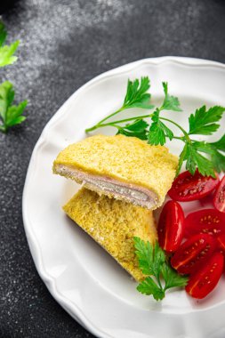 Cordon bleu taze pirzola tavuk eti, peynir, pastırma aperatifi masada atıştırmalıklar fotokopi uzayı arka plan kırsal manzarası