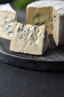 Peynirli kremalı yoğun tat yumuşak küflü peynir yemek aperatif yemek yemek masada fotokopi uzayı arka plan kırsal üst görünüm