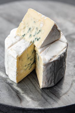 Peynirli kremalı yoğun tat yumuşak küflü peynir yemek aperatif yemek yemek masada fotokopi uzayı arka plan kırsal üst görünüm