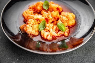 Karnabahar sosu güveç sebze iştah açıcı yemek aperatifleri fotokopi masasında uzay yemeği arka plan kırsal üst görünüm 