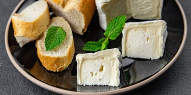 Köy peyniri yumuşak peynir küflü krema tadı iştah açıcı yemek aperatifleri fotokopi masasında yer alan uzay yemeği arka plan kırsal manzarası.
