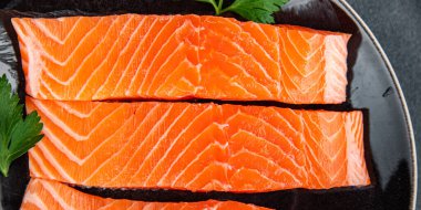 Çiğ somon balığı taze deniz ürünleri yemek pişirirken masada atıştırmalık yiyecekler fotokopi uzayı arka planda kırsal üst 