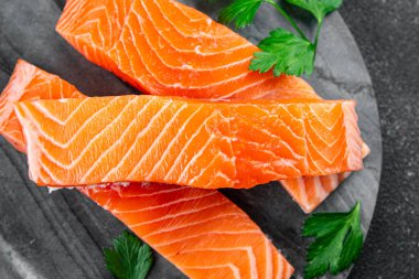 Çiğ somon balığı taze deniz ürünleri yemek pişirirken masada atıştırmalık yiyecekler fotokopi uzayı arka planda kırsal üst 