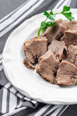 Dil eti pişirilmiş taze yemek aperatif yemek masada fotokopi uzayı arka plan kırsal manzarası