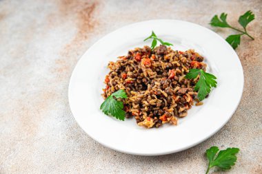 Mercimek ve sebzeli pilav aperatif yemek aperatifi masada yemek fotokopisi arka plan kırsal üst görüş keto veya paleo diyet vejetaryen yemeği et yok.