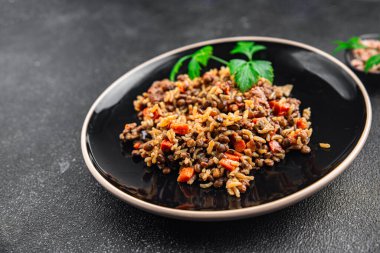 Mercimek ve sebzeli pilav aperatif yemek aperatifi masada yemek fotokopisi arka plan kırsal üst görüş keto veya paleo diyet vejetaryen yemeği et yok.