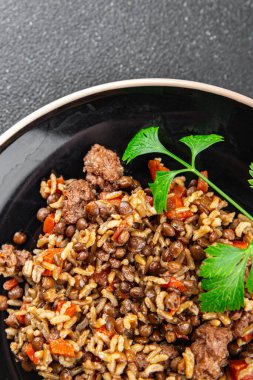 Mercimek ve sebzeli pilav aperatif yemek aperatifi masada yemek fotokopisi arka plan kırsal üst görüş keto veya paleo diyet vejetaryen yemeği et yok.