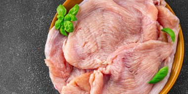 Çiğ hindi fileto taze kümes hayvanlarını dilimleyerek sağlıklı yemek pişirerek masada atıştırmalık fotokopi çekerek arka plan kırsal üst görüş keto veya paleo diyeti