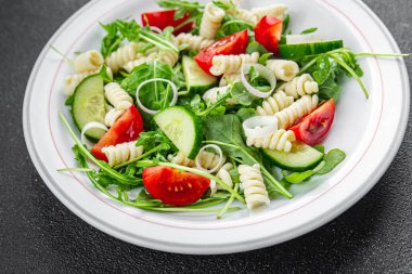 makarna fusilli makarna, salatalık, domates, yeşil marul aperatif yemek aperatifler fotokopi masasında uzay yemeği arka plan kırsal üst görüş keto veya paleo diyet vejetaryen