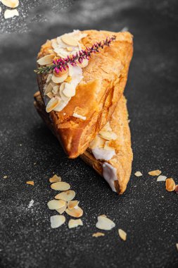 Badem üçgenli pasta kremalı pasta tatlı tatlı lezzetli sağlıklı yemek aperatif yemek abur cubur masa üzerinde fotokopi arka plan kırsal manzarası