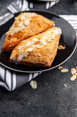 Badem üçgenli pasta kremalı pasta tatlı tatlı lezzetli sağlıklı yemek aperatif yemek abur cubur masa üzerinde fotokopi arka plan kırsal manzarası