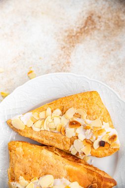 Badem üçgenli pasta kremalı pasta tatlı tatlı lezzetli sağlıklı yemek aperatif yemek abur cubur masa üzerinde fotokopi arka plan kırsal manzarası