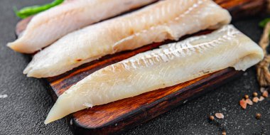 balık mavisi mezgit fileto taze deniz ürünleri lezzetli sağlıklı beslenme iştah açıcı yemek aperatifler masa üzerinde fotokopi uzay yiyecek arka plan kırsal üst görünüm