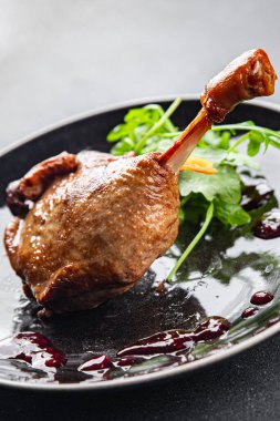 Ördek bacağı, böğürtlen sosu, kümes hayvanları, ikinci tabak lezzetli meze, meze, atıştırmalık şeyler, fotokopi, arka plan, kırsal alan manzarası.