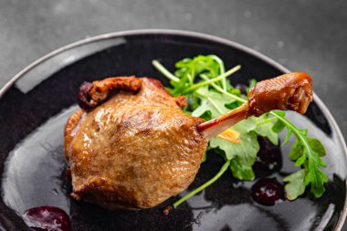 Ördek bacağı, böğürtlen sosu, kümes hayvanları, ikinci tabak lezzetli meze, meze, atıştırmalık şeyler, fotokopi, arka plan, kırsal alan manzarası.