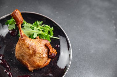 Ördek bacağı, böğürtlen sosu, kümes hayvanları, ikinci tabak lezzetli meze, meze, atıştırmalık şeyler, fotokopi, arka plan, kırsal alan manzarası.