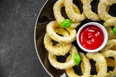 Soğan halkaları hamuru derin tava sosu fast food yemek iştah açıcı yemek aperatifleri fotokopi masasında yer alan uzay yiyecekleri arka plan kırsal üst görünüm