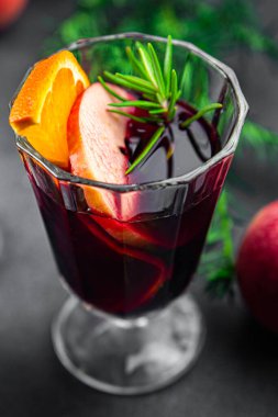 Noel 'de şarap, elma şarabı, aperatif, sıcak içki, tatlı kokteyl, tatil, yılbaşı, yeni yıl yemeği, sofrada atıştırmalık şeyler.