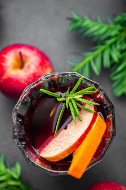 Noel 'de şarap, elma şarabı, aperatif, sıcak içki, tatlı kokteyl, tatil, yılbaşı, yeni yıl yemeği, sofrada atıştırmalık şeyler.