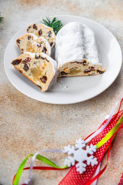 Stollen Noel 'de tatlı tatlı tatili, yeni yılı kutlamak, yemek atıştırmalıklarını fotokopi masasında yer alan uzay yiyeceklerinin arka plan kırsal manzarası.