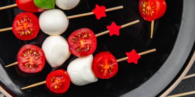 Mavi peynirli, kremalı, yoğun aromalı, yumuşak küflü, peynirli, iştah açıcı, yemek atıştırmalıkları fotokopi masasında.