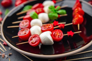 Mavi peynirli, kremalı, yoğun aromalı, yumuşak küflü, peynirli, iştah açıcı, yemek atıştırmalıkları fotokopi masasında.