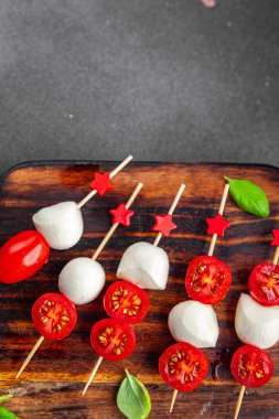 Mavi peynirli, kremalı, yoğun aromalı, yumuşak küflü, peynirli, iştah açıcı, yemek atıştırmalıkları fotokopi masasında.
