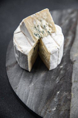 Mavi peynirli, kremalı, yoğun aromalı, yumuşak küflü, peynirli, iştah açıcı, yemek atıştırmalıkları fotokopi masasında.