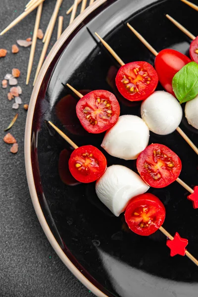 Caprese mozzarella domates kanepesi aperatif salatası şiş parmaklı yemek aperatifi yemek aperatifleri masada fotokopi uzayı arka plan kırsal manzarası