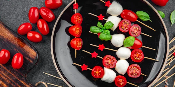 Caprese mozzarella domates kanepesi aperatif salatası şiş parmaklı yemek aperatifi yemek aperatifleri masada fotokopi uzayı arka plan kırsal manzarası