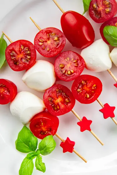 Caprese mozzarella domates kanepesi aperatif salatası şiş parmaklı yemek aperatifi yemek aperatifleri masada fotokopi uzayı arka plan kırsal manzarası
