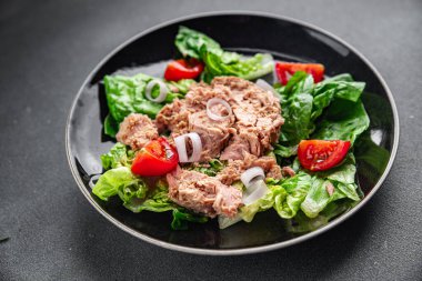 Salata konservesi ton balığı taze sağlıklı yemek aperatif aperatif masada ezeratif yemek fotokopi uzayı arka plan kırsal manzarası 